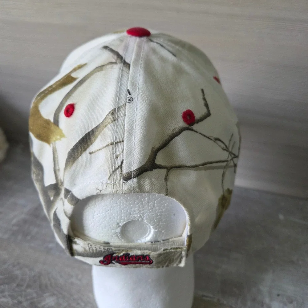 Fan Favorite Cleveland Indians Chief Wahoo Hat White Realtree Camo Cotton OS MLB